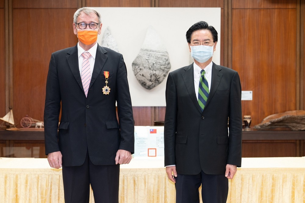 德國駐台代表王子陶（左）將於7月底轉任新職，外交部16日頒贈「特種外交獎章」感謝任期間對台德關係貢獻。（外交部提供）
