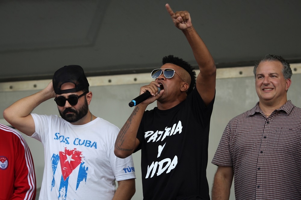 Gente de Zona是一支古巴雷鬼动（reggaeton）乐队，成员之一马尔科姆（Randy Malcom）于7月14日在美国佛罗里达州迈阿密的小哈瓦那社区声援古巴抗议者的集会上发表讲话。（汤森路透）(photo:UpMedia)