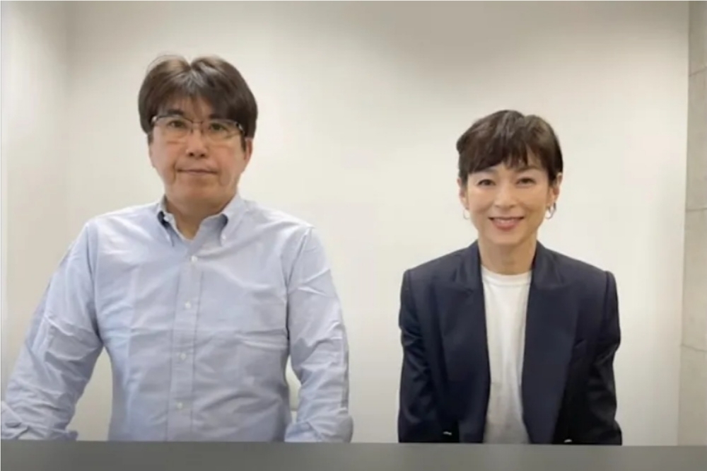 日本女星鈴木保奈美（右）與綜藝諧星石橋貴明宣布離婚。（翻攝自YouTube）