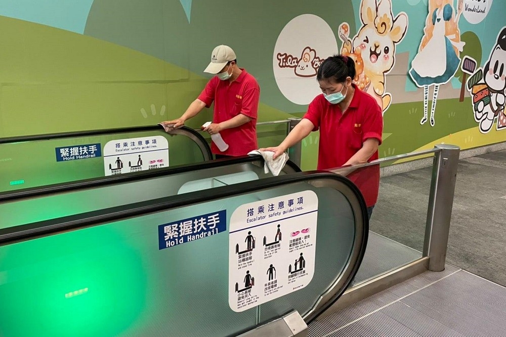台北車站K區地下街傳出店員確診，自15日起停業消毒3天預計18日恢復營業。圖為地下街先前消毒情形。（取自台北地下街臉書）