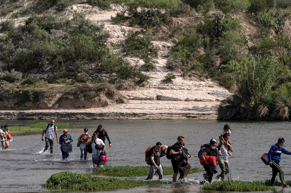 委內瑞拉難民家庭抵達美國德州。（湯森路透）