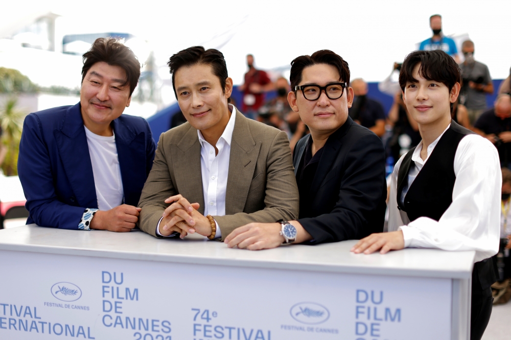 宋康昊（左起）、李秉憲、導演韓在林與任時元亮相坎城影展，接受國際媒體拍照。（湯森路透）