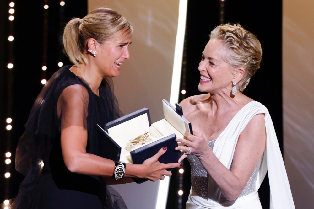 法國導演茱莉亞杜克諾（左）贏得金棕櫚大獎，右為頒獎人莎朗史東。（湯森路透）