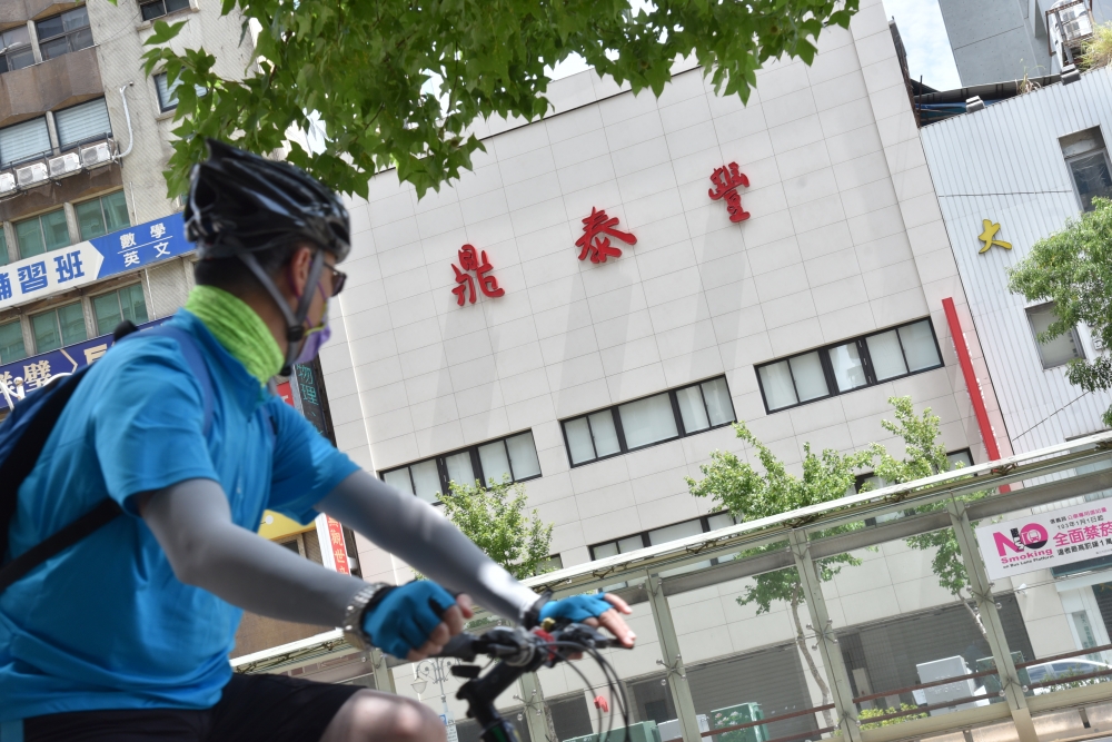 北市鼎泰豐新生店驚傳包裝區員工確診，該店緊急關店清消。（蔣銀珊攝）