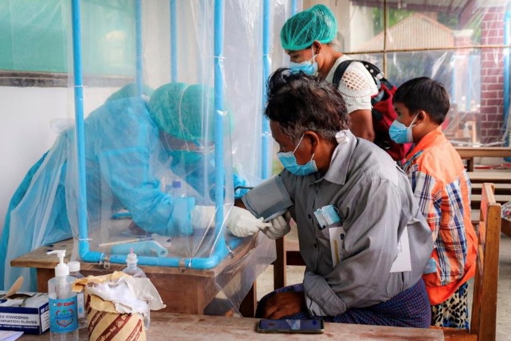 緬甸醫護擴大對民眾核酸篩檢。（湯森路透）