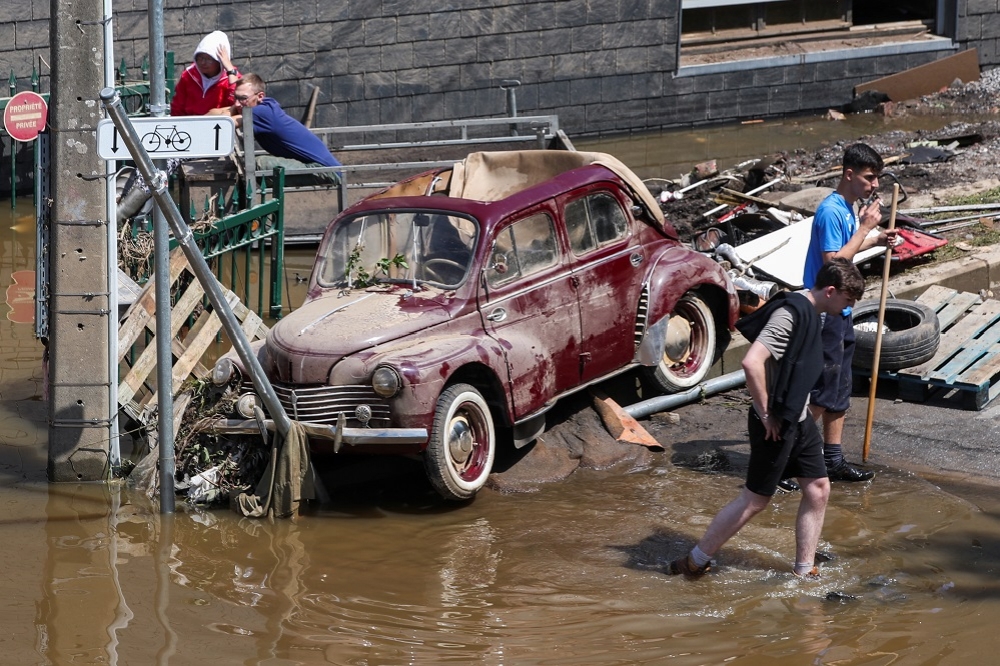 西歐發生百年最大洪水災難，造成重災區德國西部至少150人死亡，搜救行動正在如火如荼的進行。（湯森路透）