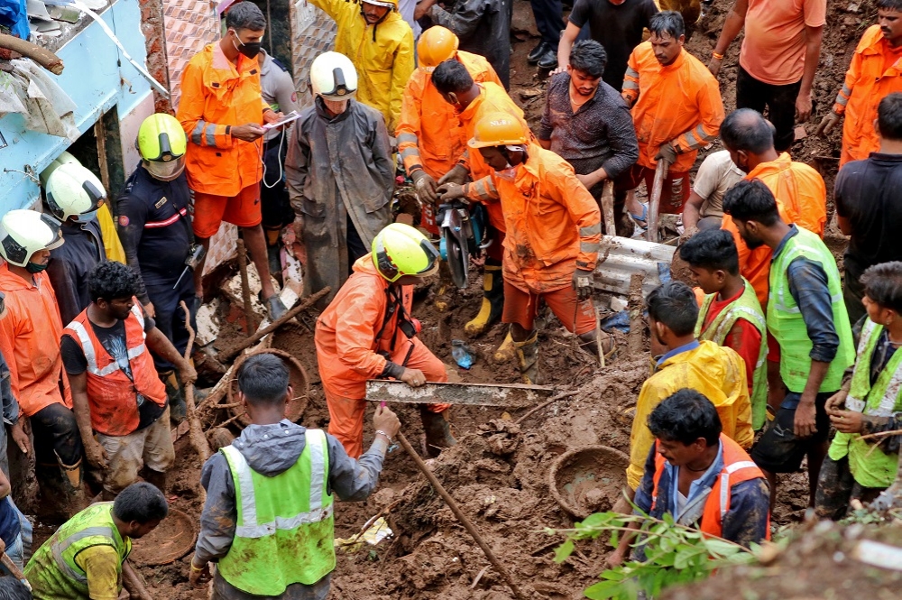 孟買暴雨導致土石流，多個房屋倒塌，至少25人死亡。（湯森路透）
