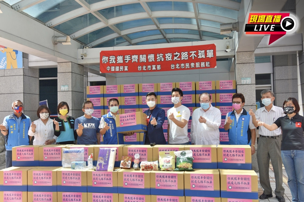 國民黨主席江啟臣19日率黨員捐贈抗疫物資。（蔣銀珊攝）