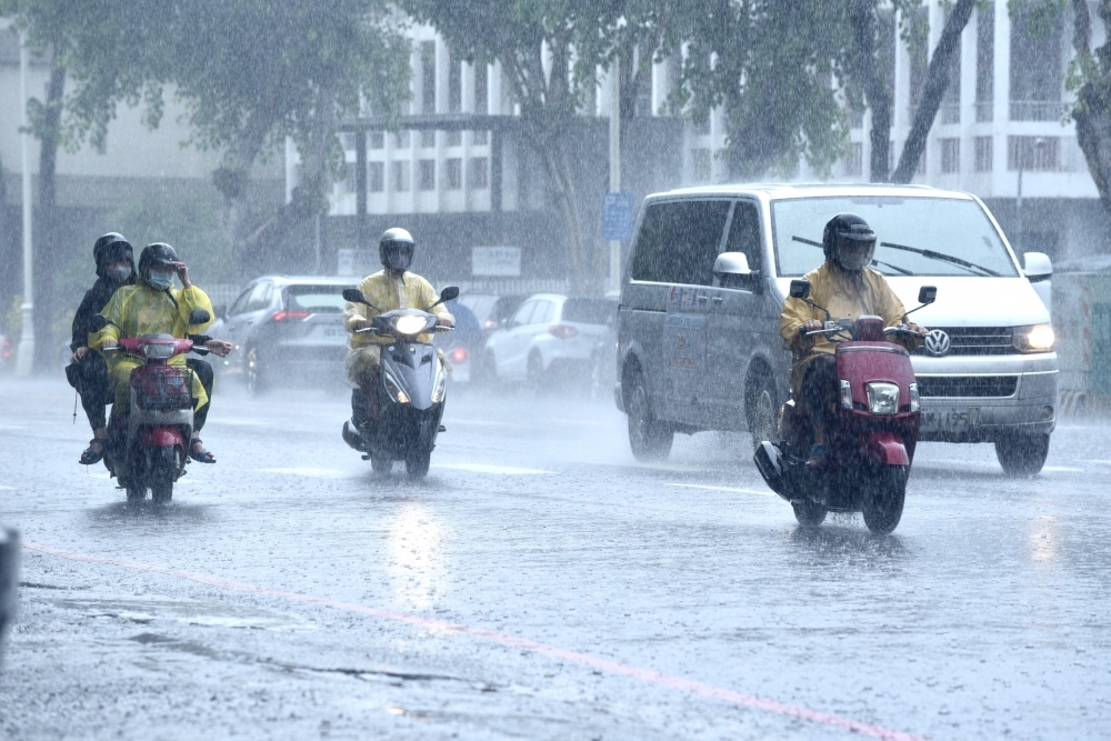 中央氣象局於下午1點20分，針對新竹以南11縣市發布大雨特報，請民眾特別外出注意，慎防大雨。（資料照片／張哲偉攝）