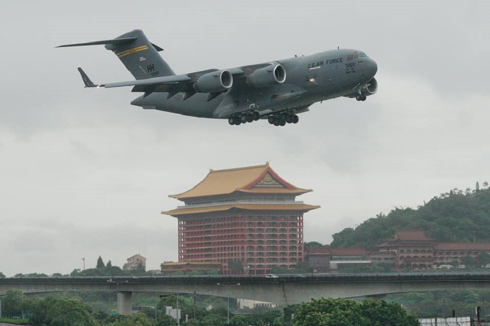 一架美國的C-130H-30運輸機19日上午9點58分自馬尼拉機場起飛，中午12點14分降落我國桃園機場交遞「外交郵袋」；圖為示意圖。（讀者提供）