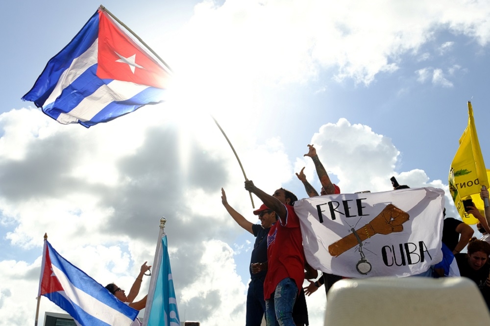 古巴發生大規模抗議示威，成千上萬的古巴人走上首都哈瓦那和各主要城市街頭，並呼喊「自由」等口號和歌唱革命歌曲，與警方發生激烈衝突。