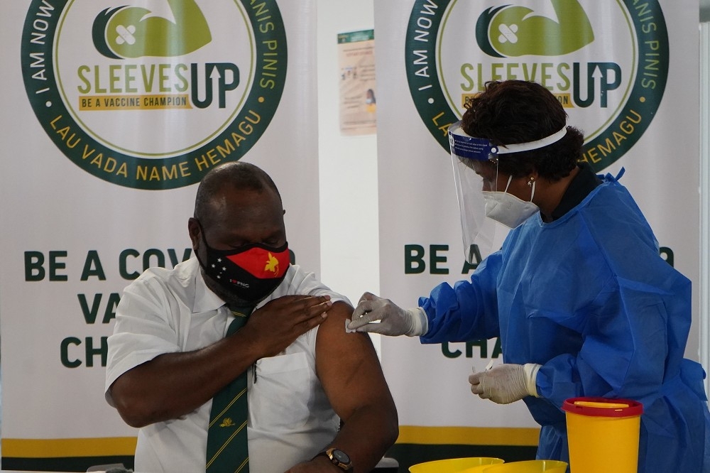 太平洋岛国为中澳外交角力新战场，总理Hon James Marape接种第二剂疫苗。（联合国推特）(photo:UpMedia)