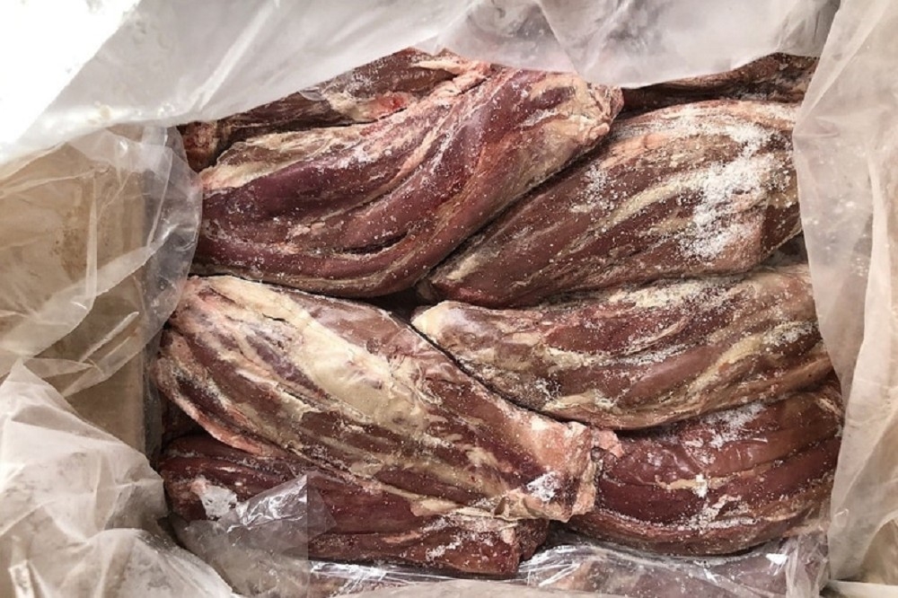 宏都拉斯進口的冷凍去骨牛肉，在邊境被驗出瘦肉精「齊帕特羅」。（食藥署提供）