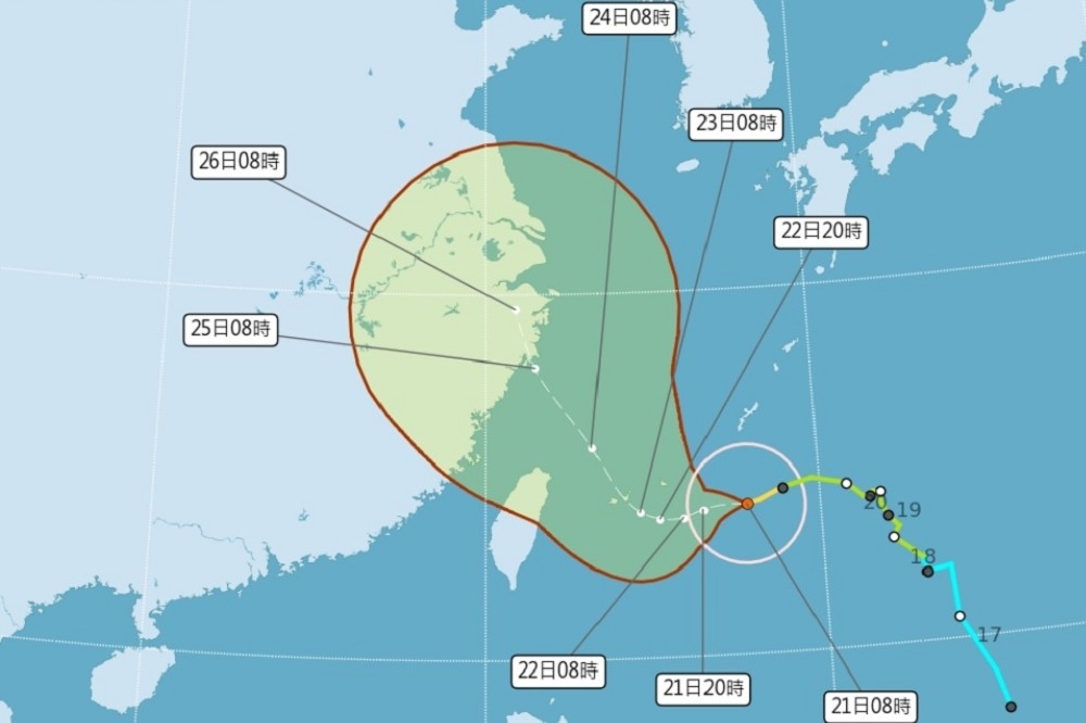 21日烟花颱風路徑稍往北修，是否登陸台灣還需再觀察，但暴風半徑勢必掃過台灣。（氣象局提供）