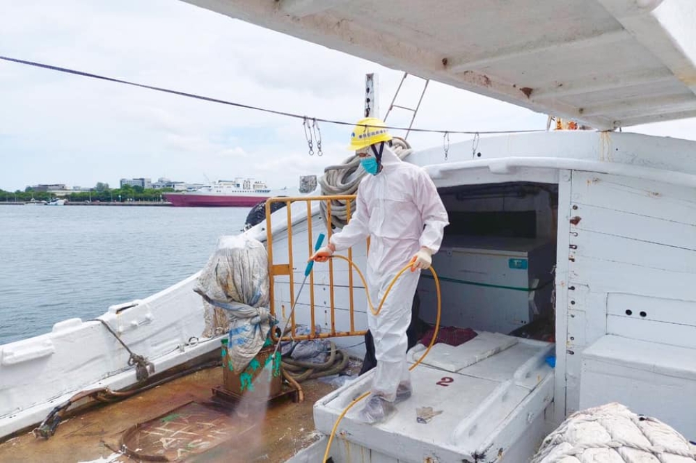 海巡署20日在台南外海查獲1艘疑似走私台灣漁船，經檢驗發現6人陽性、5人陰性，目前已完成漁船清消及人員隔離。（取自台南市政府臉書）