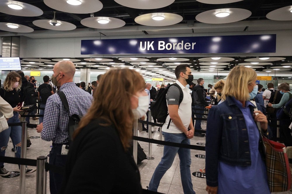 入境英國的旅客正在排隊。（湯森路透）