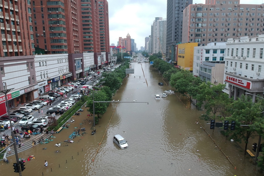 河南省鄭州市出現破紀錄的強降雨，造成當地嚴重淹水災情。（湯森路透）