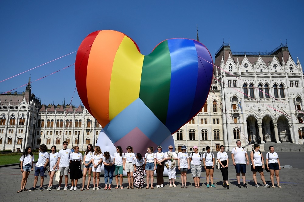 匈牙利首都布達佩斯多個抗議團體，不滿保守派政府以保護兒童為由通過疑似「反同」法案，為了防止歐盟抨擊，匈牙利提出公投計畫。（湯森路透）