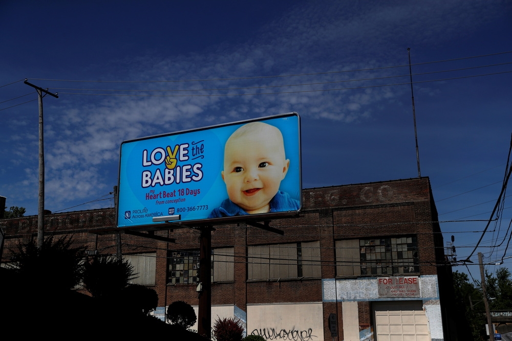 美国反堕胎团体张贴海报，要求政府修法禁止「残杀胎儿」的行为。（汤森路透）(photo:UpMedia)