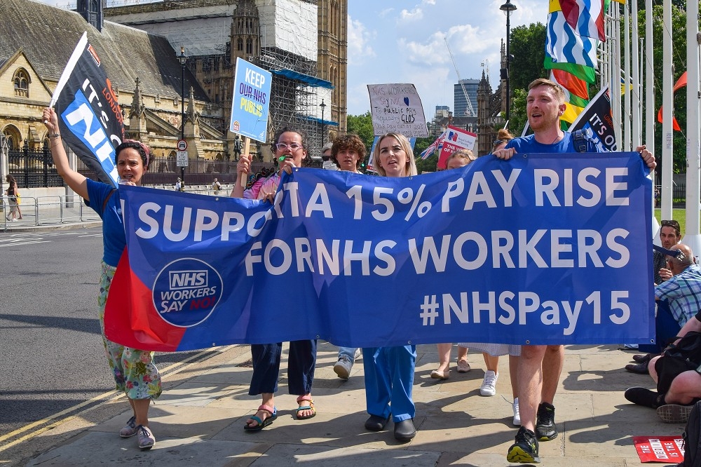 英國醫護人員上街抗議工資多年停滯，政府僅上漲3%。（湯森路透）