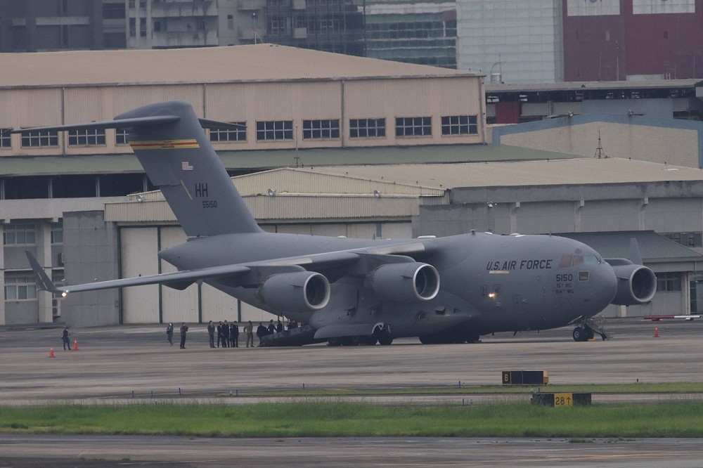 美軍C-17 降落松山機場特寫。（攝影：陳愷巨）