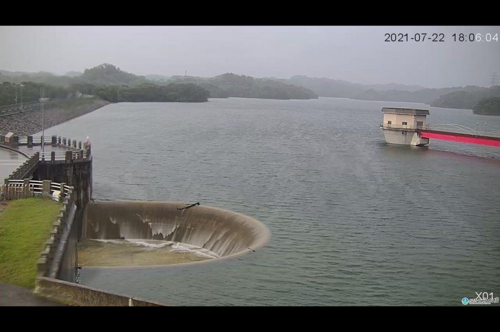 新竹寶二水庫因烟花颱風外圍靠近降雨強烈，水位高於超過滿水位發生溢流狀況。（擷自經濟部水利署即時影像）