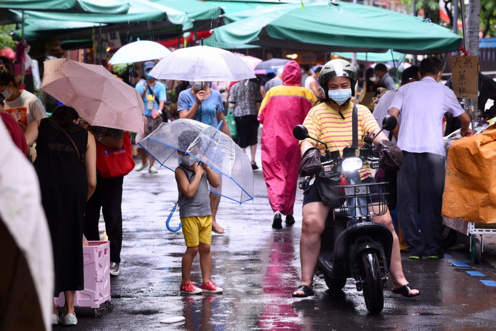 行政院23日上午宣布7月27日降為二級警戒。圖為民眾因應颱風到市場採買。（張哲偉攝）