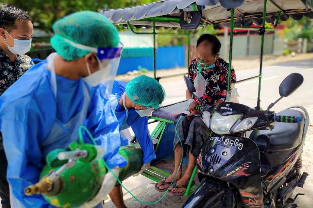 新冠疫情在緬甸升溫、導致更多民眾確診，緬甸軍政府逮捕了數名透過遠距方式、治療新冠患者的醫生。