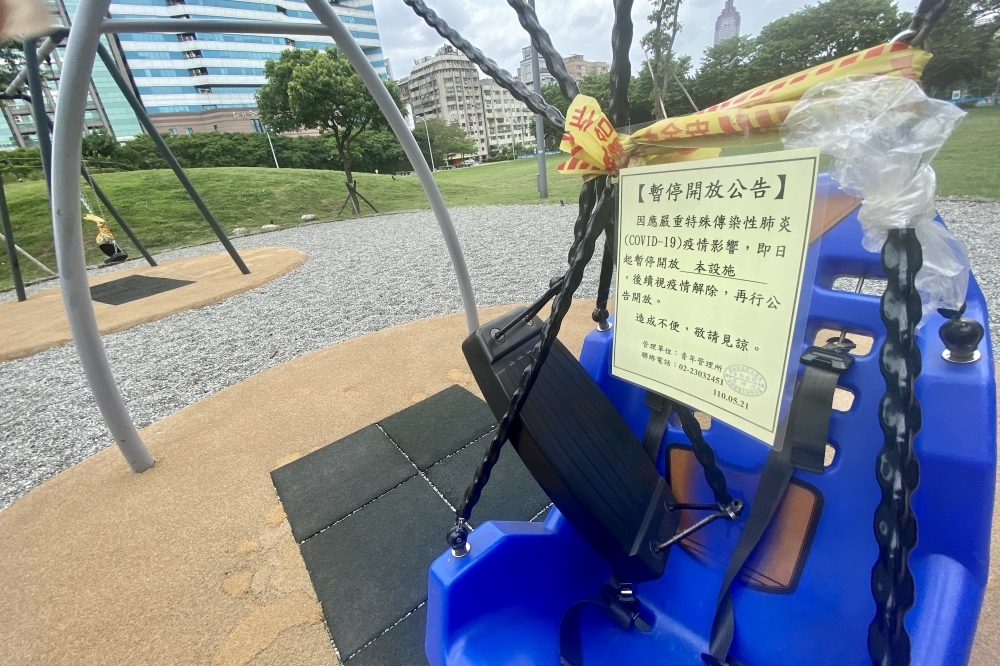 柯文哲說，27日先解封北市公園、涼亭及狗活動區，花市、玉市及藝文特區則31日開放。（張哲偉攝）