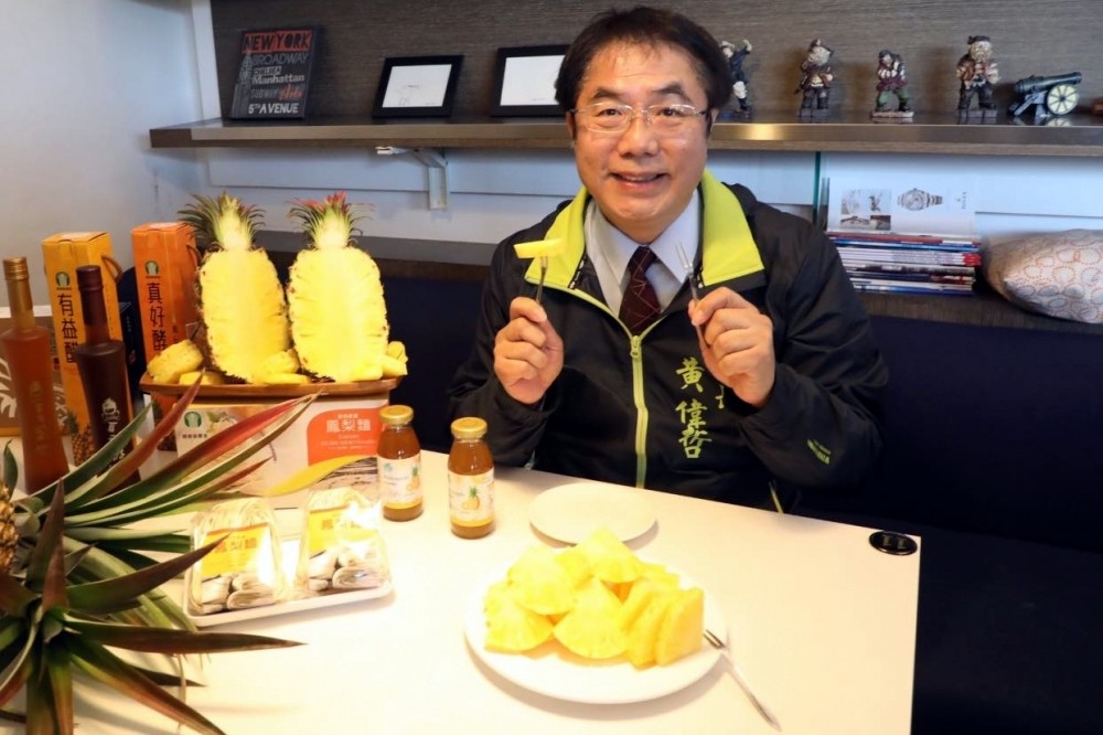 台南市長黃偉哲宣布餐廳可內用，但要做好防疫措施。（取自黃偉哲臉書）