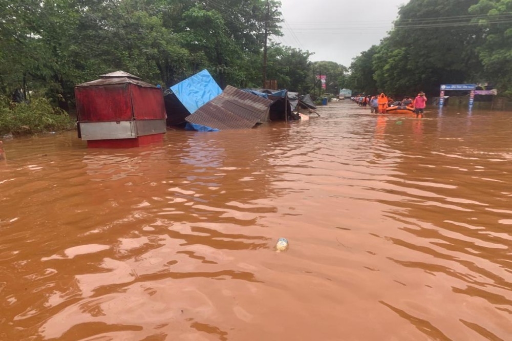 印度西部的馬哈拉施特拉邦（Maharashtra）因強烈降雨導致土石流，造成至少112人死亡。（取自印度新聞頻道DD News推特）