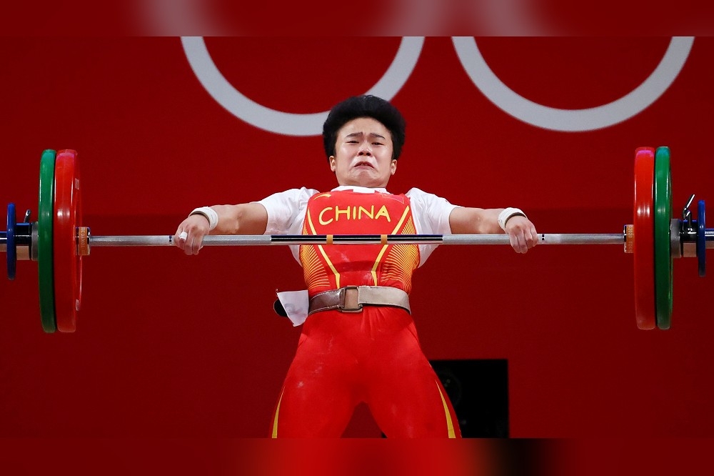 中國舉重選手侯志慧抓舉創奧會記錄，替中國奪下第二面金牌。（湯森路透）