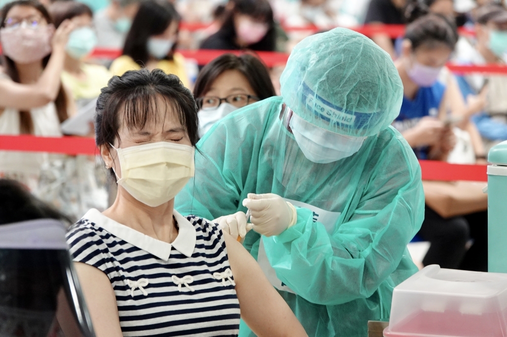 指揮中心發言人莊人祥宣布，28日前收回31日後未規畫施打的疫苗，並配發給第7類造冊人員施打。（資料照片／王侑聖攝）
