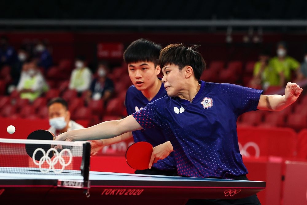 台灣桌球混雙好手林昀儒（左）、鄭怡靜25日晚間挑戰決賽門票，可惜敗給日本隊。（湯森路透）
