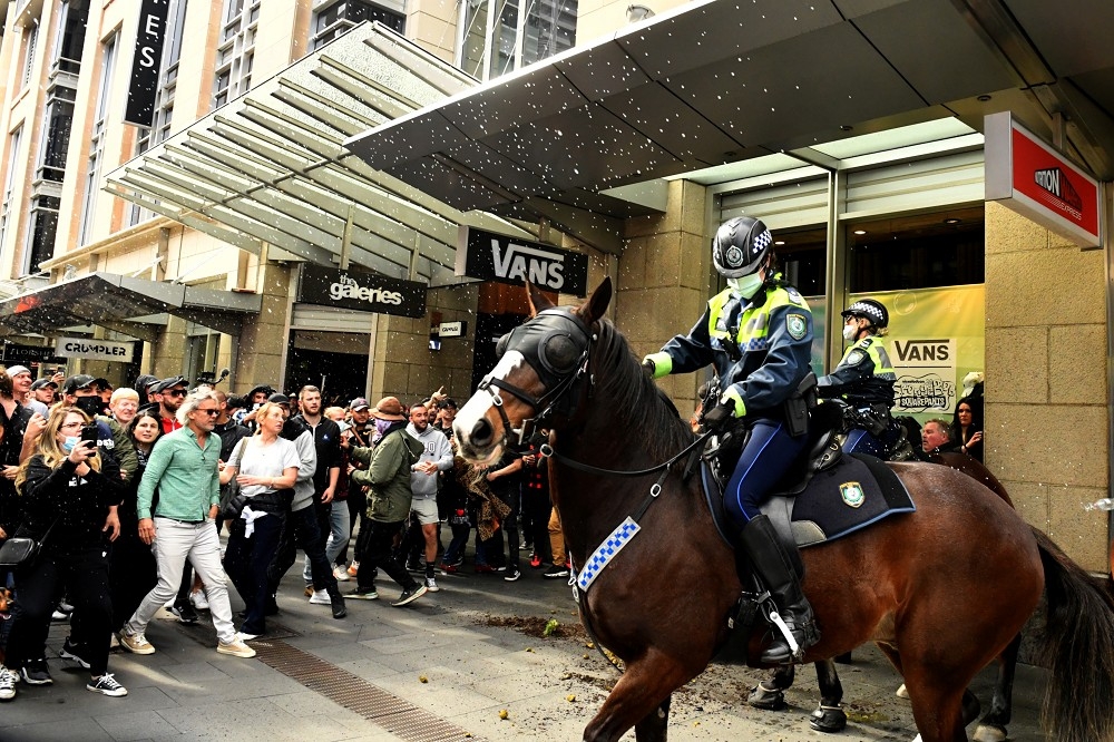 雪梨民眾上街反對延長封城。（湯森路透）