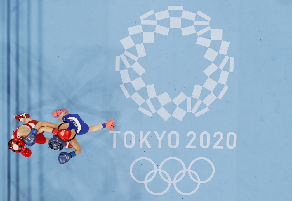 奧運場內選手爭奪獎牌，東京都內確診數大增。（湯森路透）