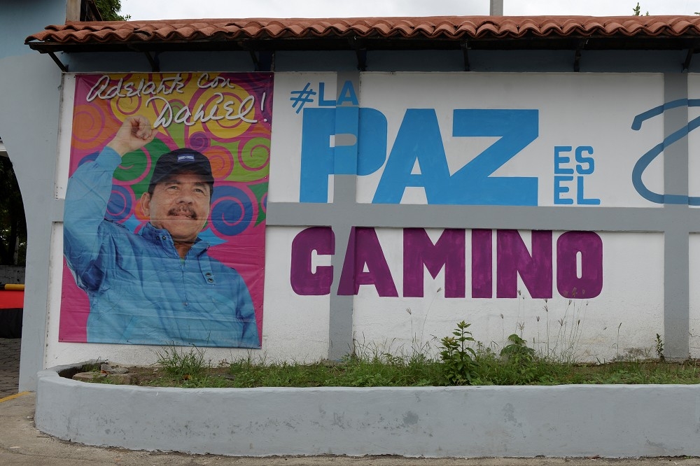 尼加拉瓜現任總統奧蒂嘉競選海報。（湯森路透）