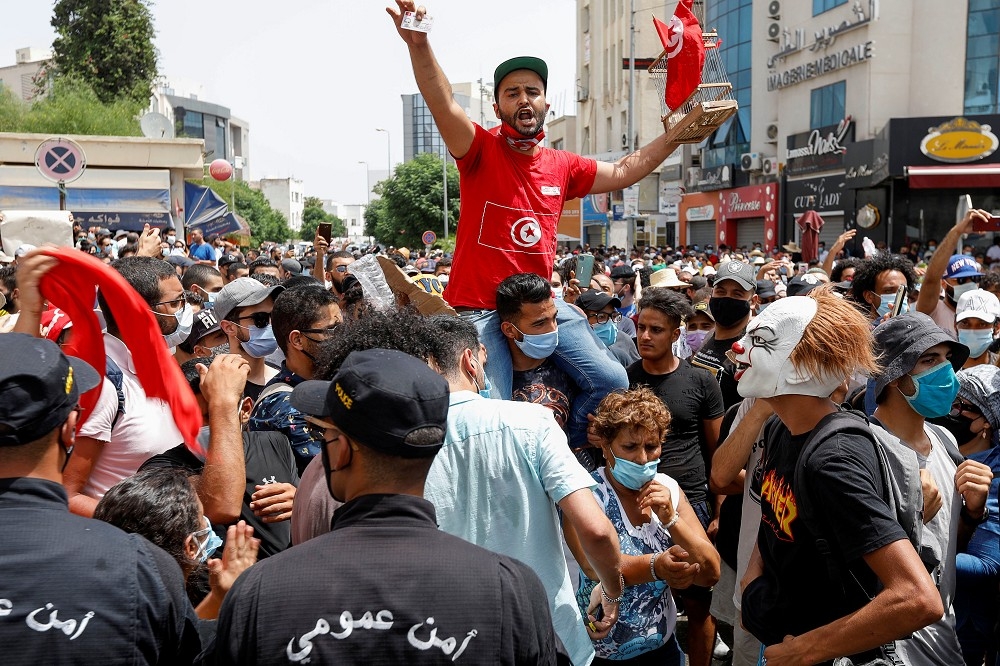 突尼西亚抗议执政党防疫不力，总统借此开除总理冻结国会。（汤森路透）(photo:UpMedia)