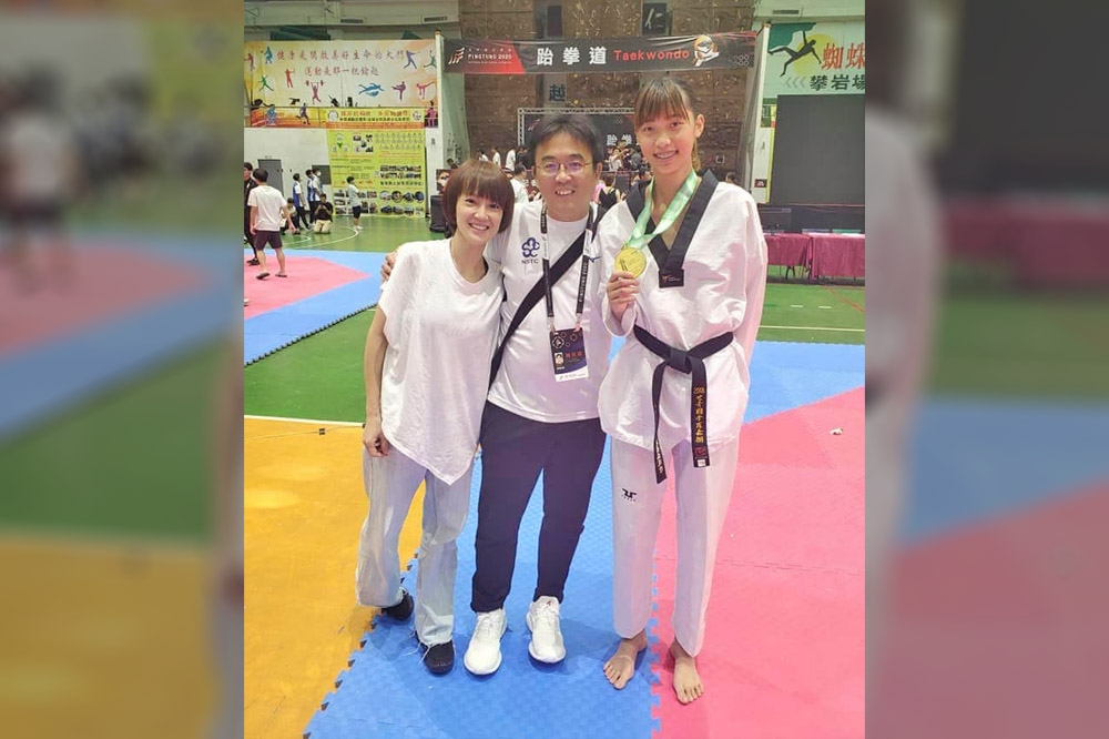 19歲台灣跆拳道選手羅嘉翎（右）東奧摘銅，她的教練劉聰達（中）正是女星黃雨欣（左）的老公。（取自黃雨欣臉書）