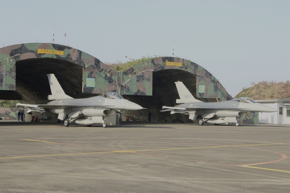 空軍F-16戰機隊後勤，原規劃進行F-16V（圖）機性能升級，但在疫情零組件缺料，加上解放軍機擾台頻繁三重壓力，維修能量差點開天窗。（資料照片／王侑聖攝）