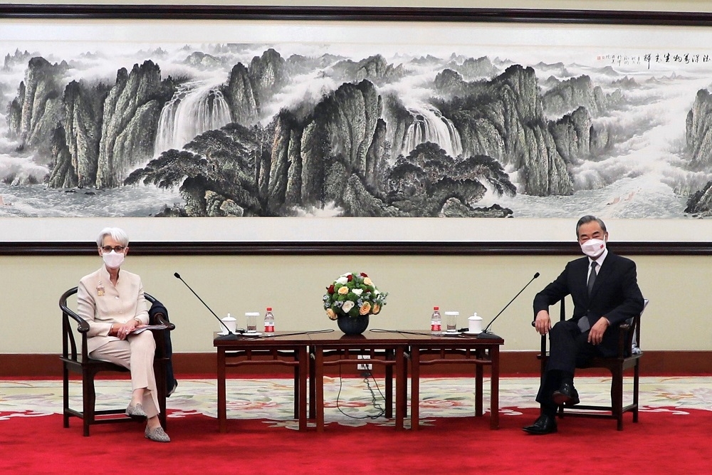 美國副國務卿舍曼（左）與中國外交部長王毅（右）會晤。（湯森路透）
