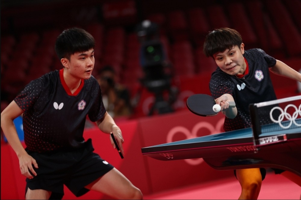 中華隊黃金混雙林昀儒（左）、鄭怡靜（右）26日打贏法國組合，替台灣贏得一面銅牌後，林昀儒27日在成功晉級男單16強。（湯森路透）