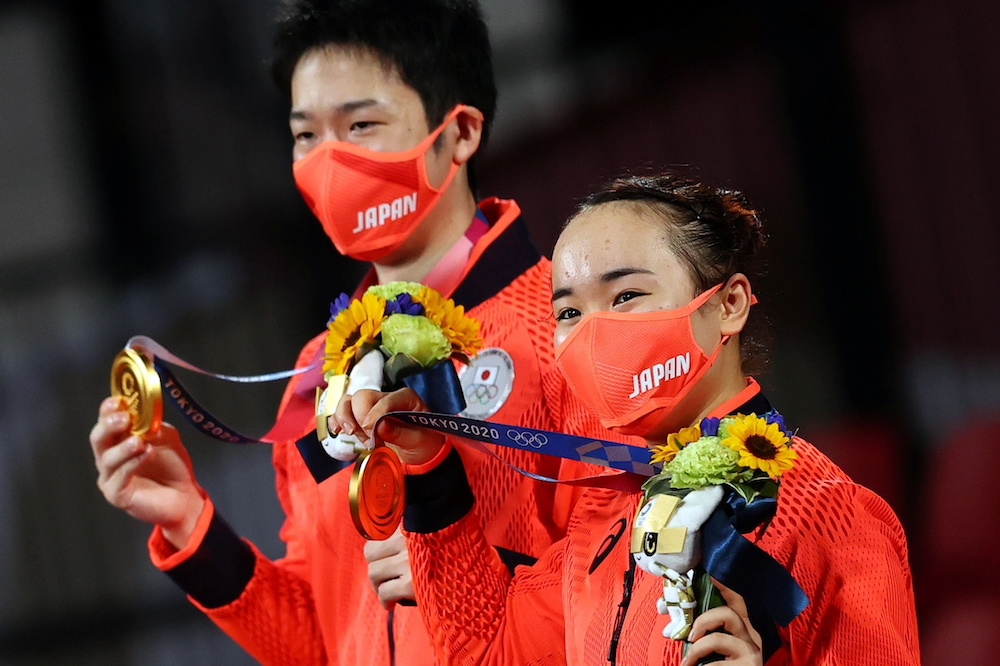 日本奪得東京奧運新增項目桌球混合雙打首面金牌。（湯森路透）