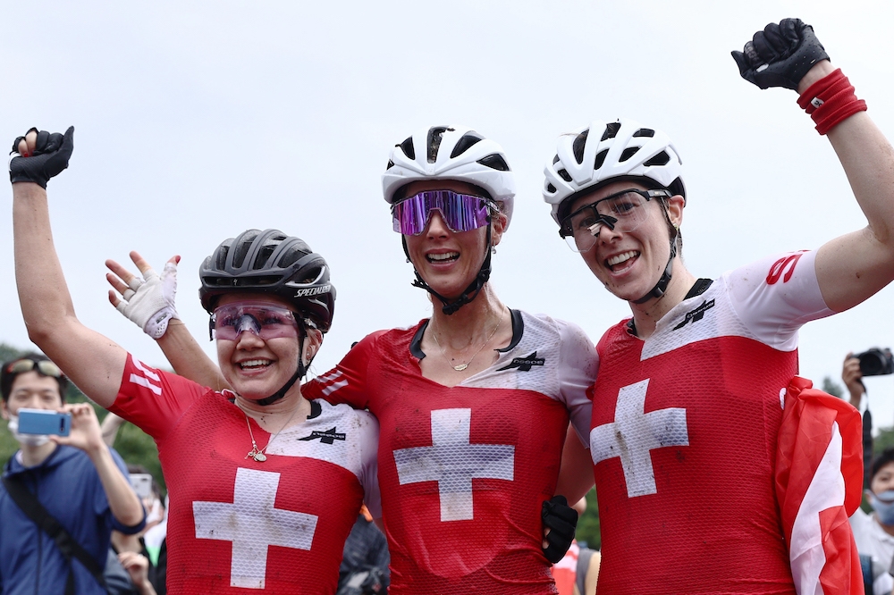 叢山峻嶺出生的瑞士好手，三人一同攻佔東京奧運越野腳踏車前三名。（湯森路透）