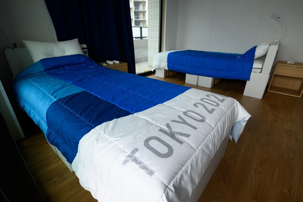 本次奧運走環保路線，以紙板床當作選手們的寢具，希望能回收再利用。（湯森路透）