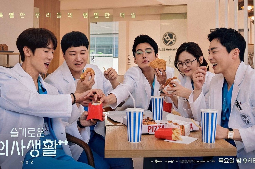 《機智醫生生活2》上周收視創新高，卻因疫情關係，今晚停播第7集，改播出五位主演的幕後花絮特輯。（取自tvN）