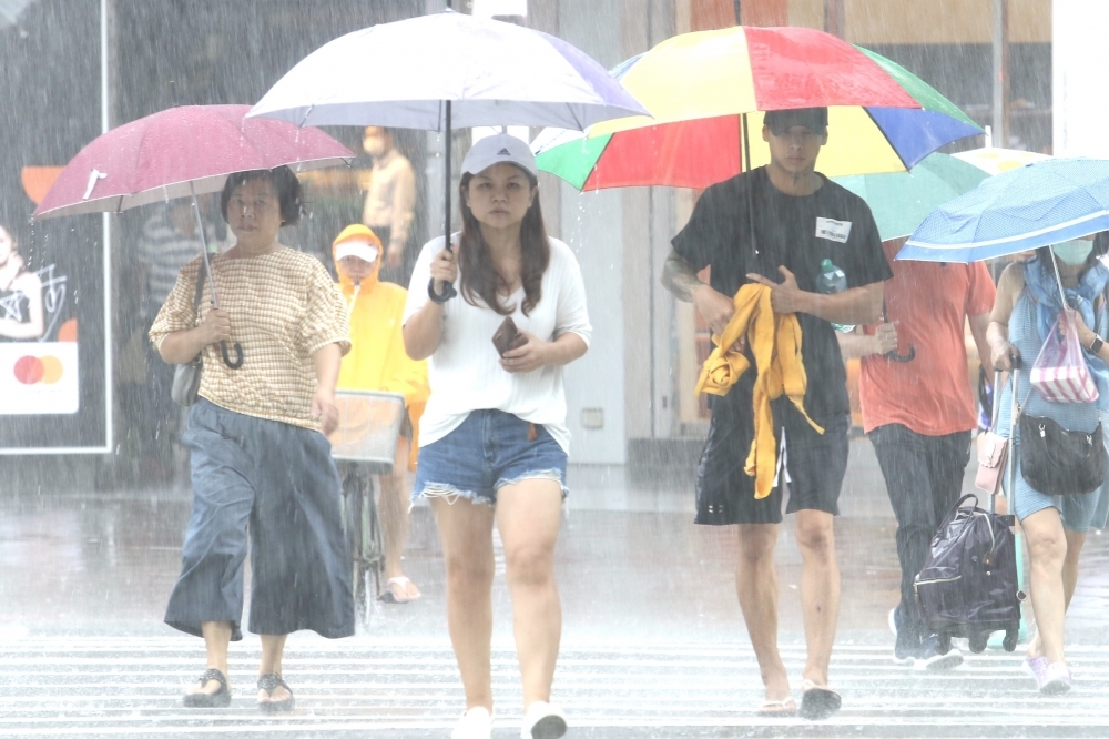 氣象專家吳德榮表示，西南季風帶來的降雨有逐漸擴大的趨勢，迎風面的大量降雨看似「沒完沒了、未見盡頭」。（資料照片／王侑聖攝）