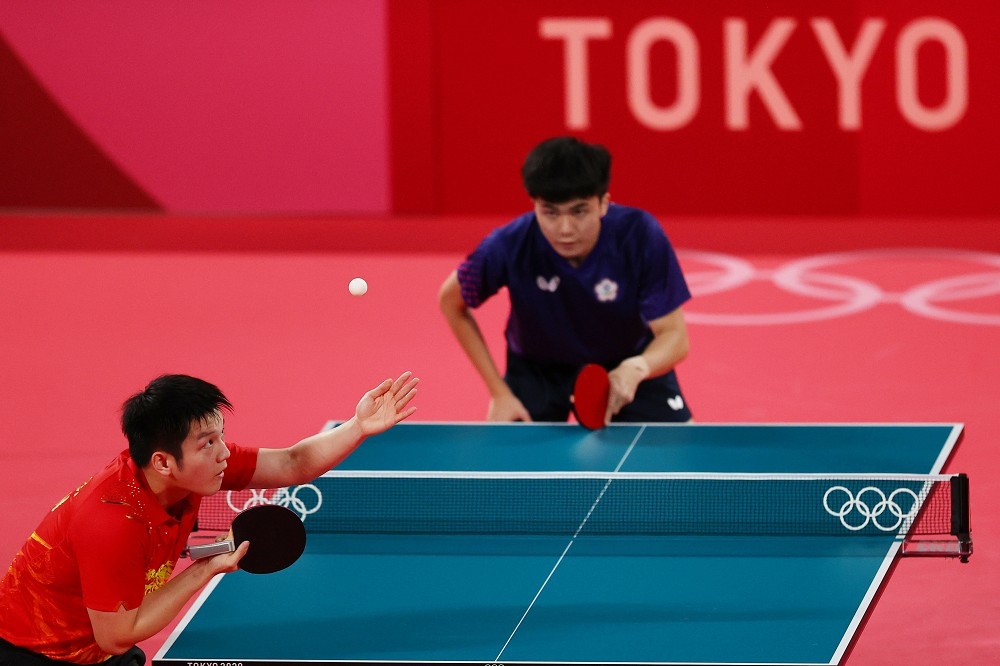 林昀儒（右）29日下午2點4強賽上，將對上世界第一的中國選手樊振東。（湯森路透）