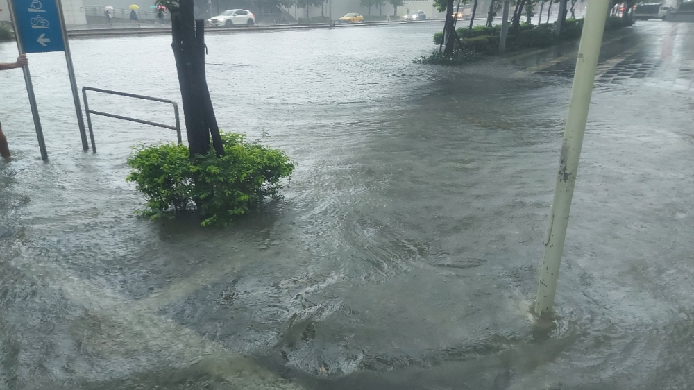 西南風增強，氣象局針對北北基地區豪雨特報，水利署也發布「水庫放流警戒」，目前全台有6水庫放水中。新北市五股區維持淹水二級警戒。僅為示意。（取自PTT）