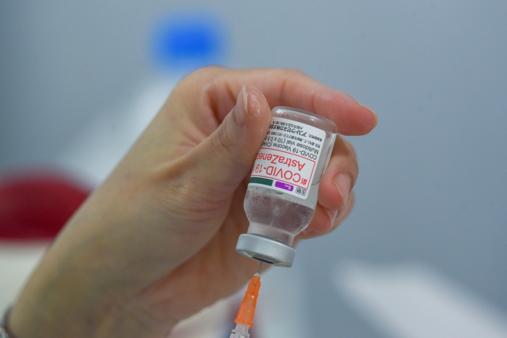 指揮中心公布，截至28日統計，新增AZ疫苗接種後疑似嚴重不良反應事件36件。（資料照片／蔣銀珊攝）
